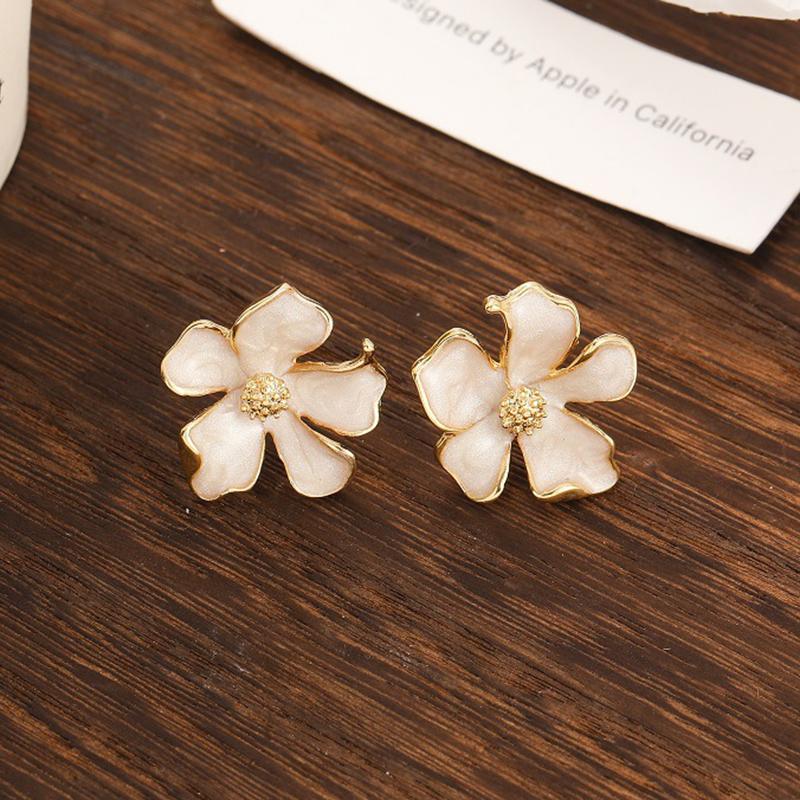 French Gentle Enamel Clip On Earrings for Women High Quality Elegant White Gardenia Flower Pierced Earring Party Jewelry Gifts