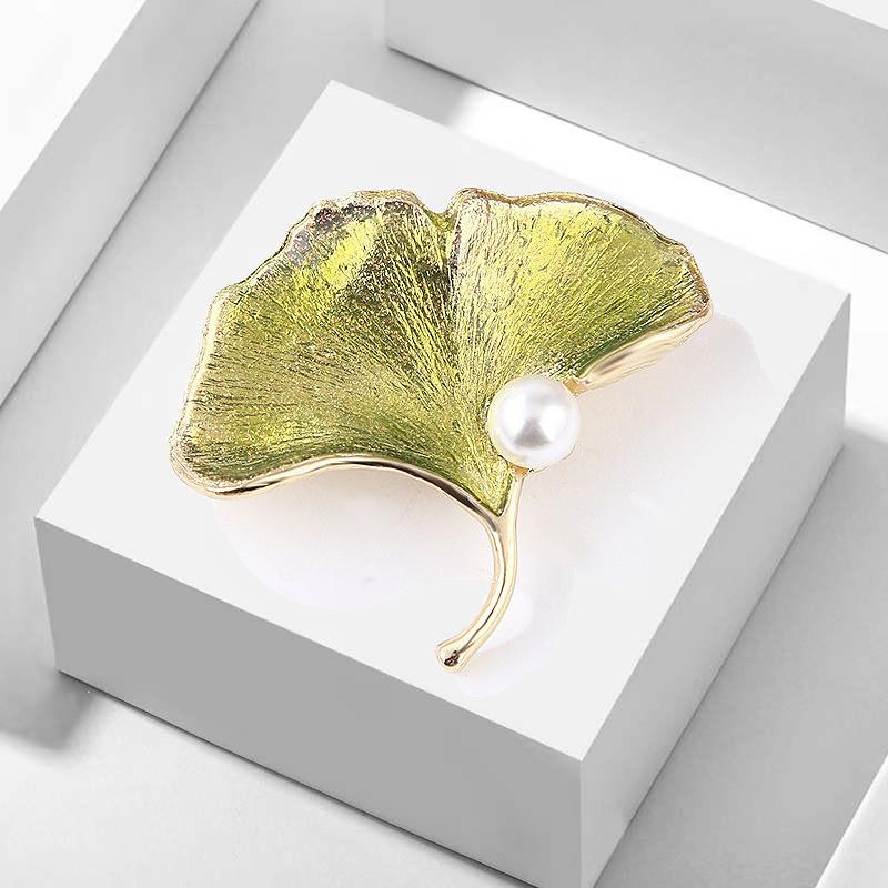 Natural Pearl High Quality Ginkgo Leaf Coat Brooch Fashion Zirconia Corsage Fashion Coat Pin Designer Brooch Mini Bobby Pins Perfect Gift for Couples