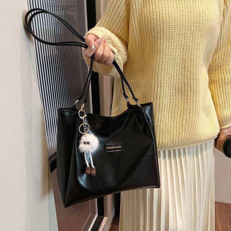 Seasonal retro large-capacity tote bag autumn and winter new fashion shoulder bag commuting versatile underarm bag niche women