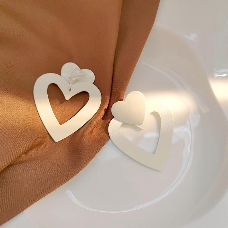 Retro Temperament Metall Weiß Liebe Herzförmige Clip Ohrringe Einfache Große Hohle Herz Clip Ohrringe Ohne Piercing Frauen Dame