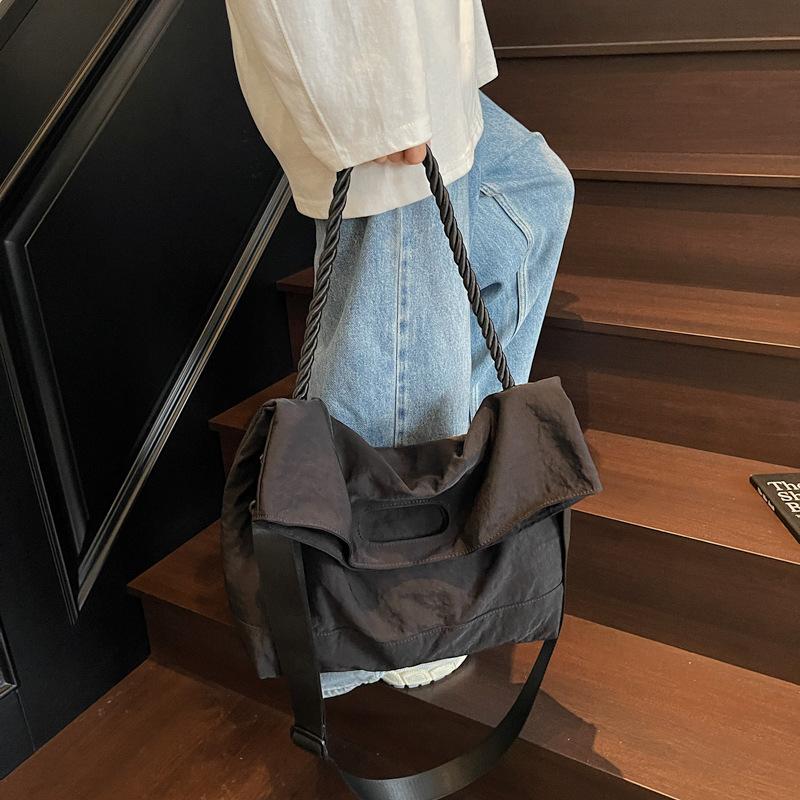 

Lazy wind one shoulder armpit big bag women 2025 new leisure commuting large capacity cloth bag light messenger bag