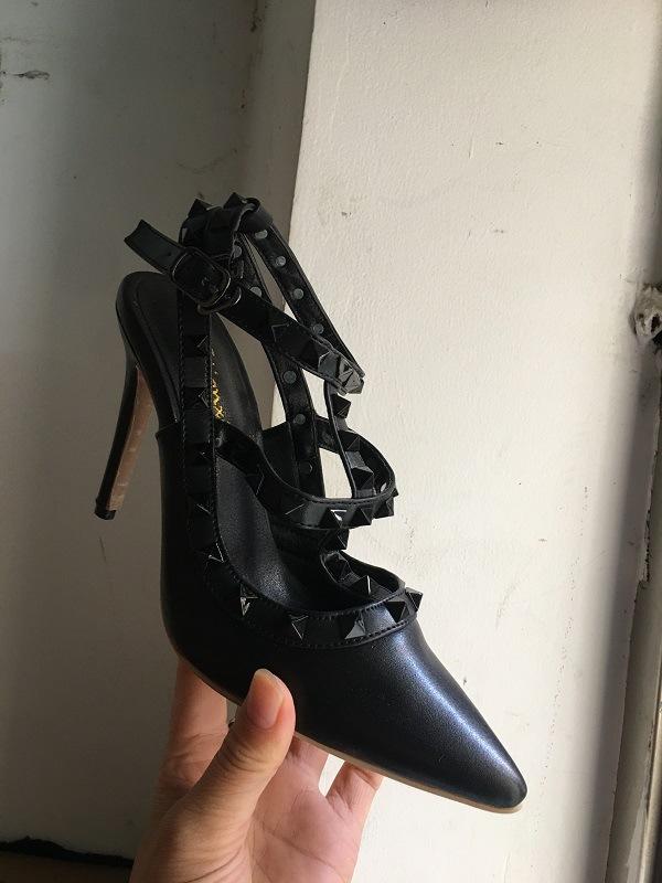 

34-43 большой размер, европейская станция заклепки острый носок высокие каблуки шпилька туфли-лодочки ремешок на подъеме полностью черные ивовые сандалии женские 43