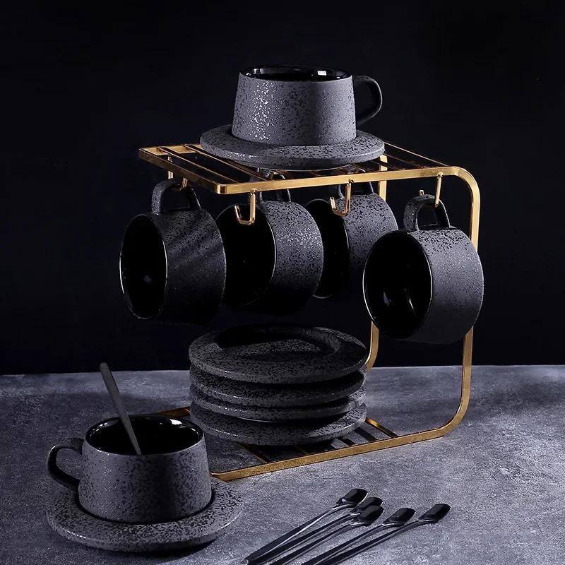 Hochwertiges mattiertes Kaffeetassen- und Untertassen-Set, Keramikteller, Frühstückstasse, schwarzer Löffel mit Getränkehalter.