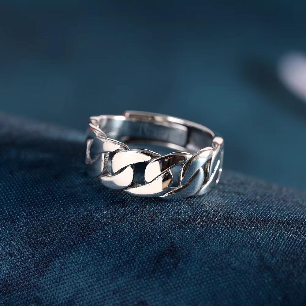 Bague Chaîne Torsadée Élégante pour Homme: Design de niche, Style neutre tendance, Ouvert et ajustable.