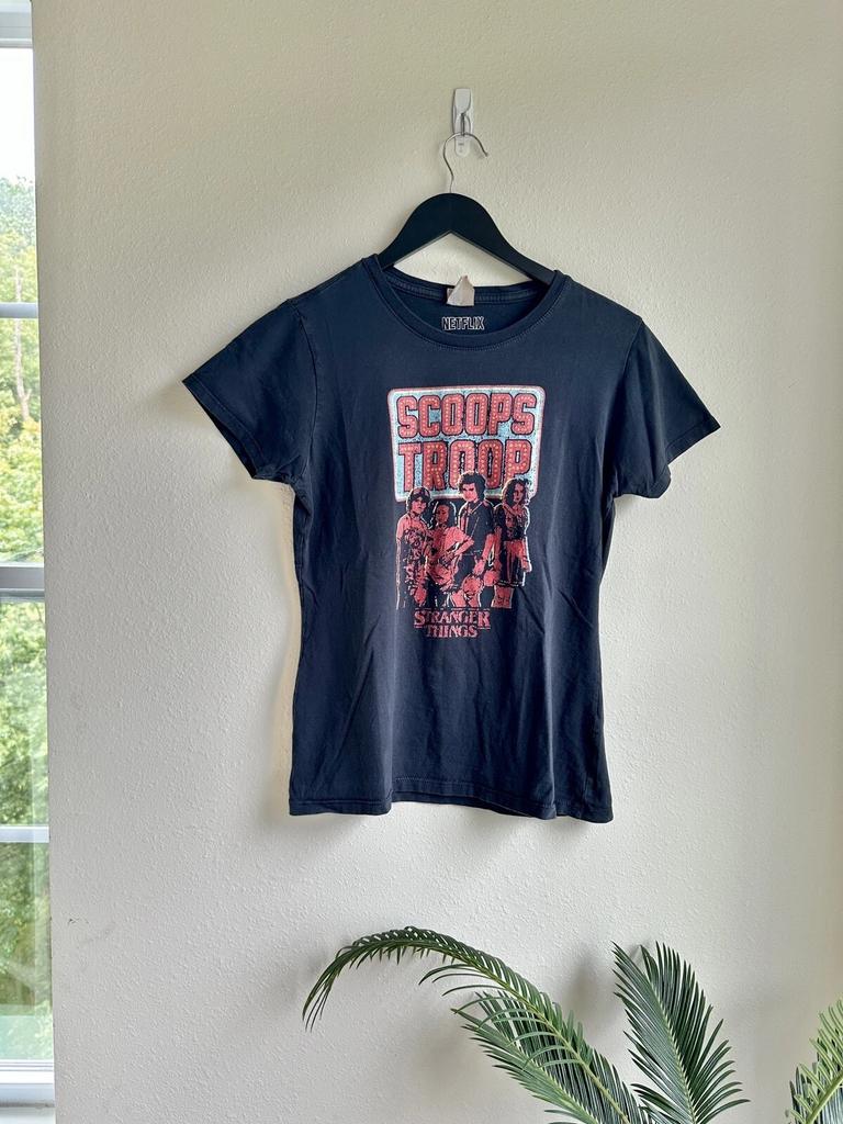 Netflix Stranger Things T-shirt Scoop Troops Black Size Medium