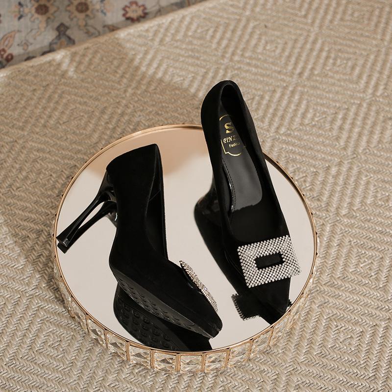 

Знаменитые туфли-лодочки на высоком каблуке с квадратной пряжкой из стразов, женские водонепроницаемые туфли на тонком каблуке, с острым носком, одинарные, из черной замши, профессиональные, для работы и деловых поездок 39