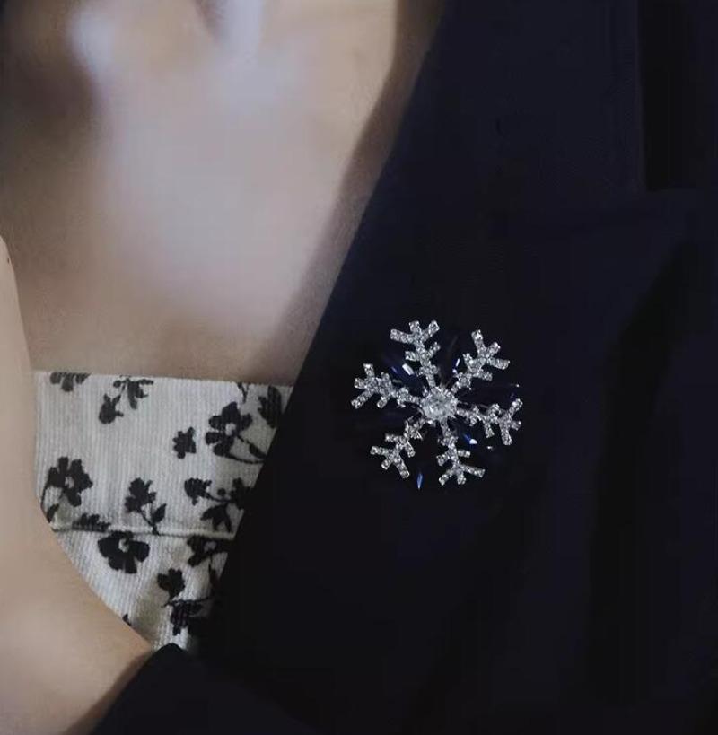 Snowflake Brooches for Women Ice Crystal Rhinestone Snowflake Pins Backpack Decoration Clothes Accessories Party Gift