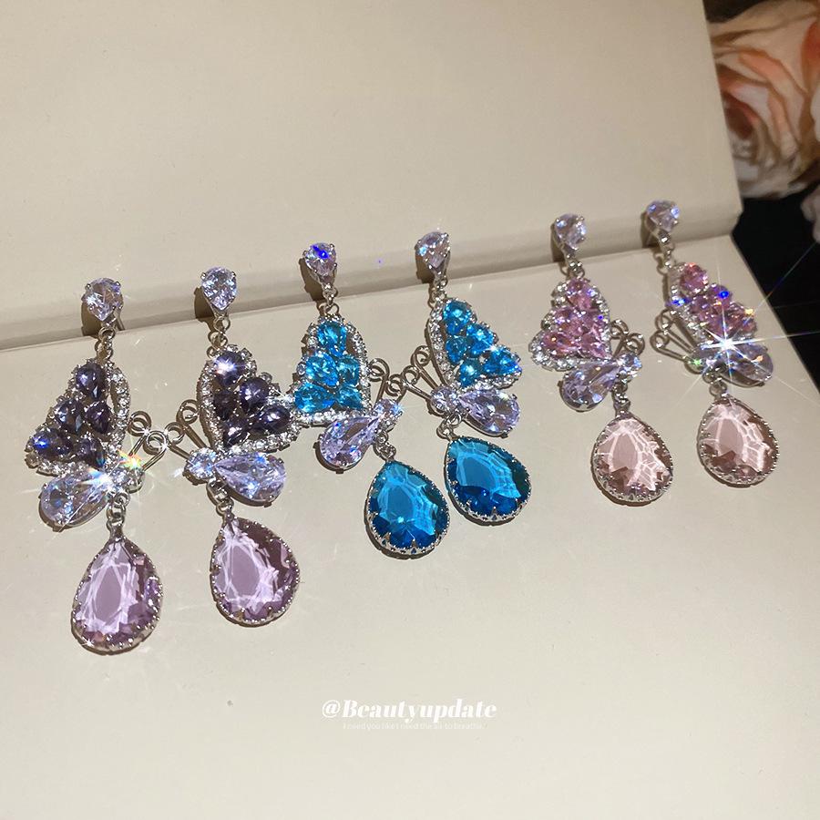 Orecchini Pendenti a Forma di Farfalla con Zirconi Stile Coreano Ago d'Argento: Orecchini Eleganti e di Alta Gamma per Donna.