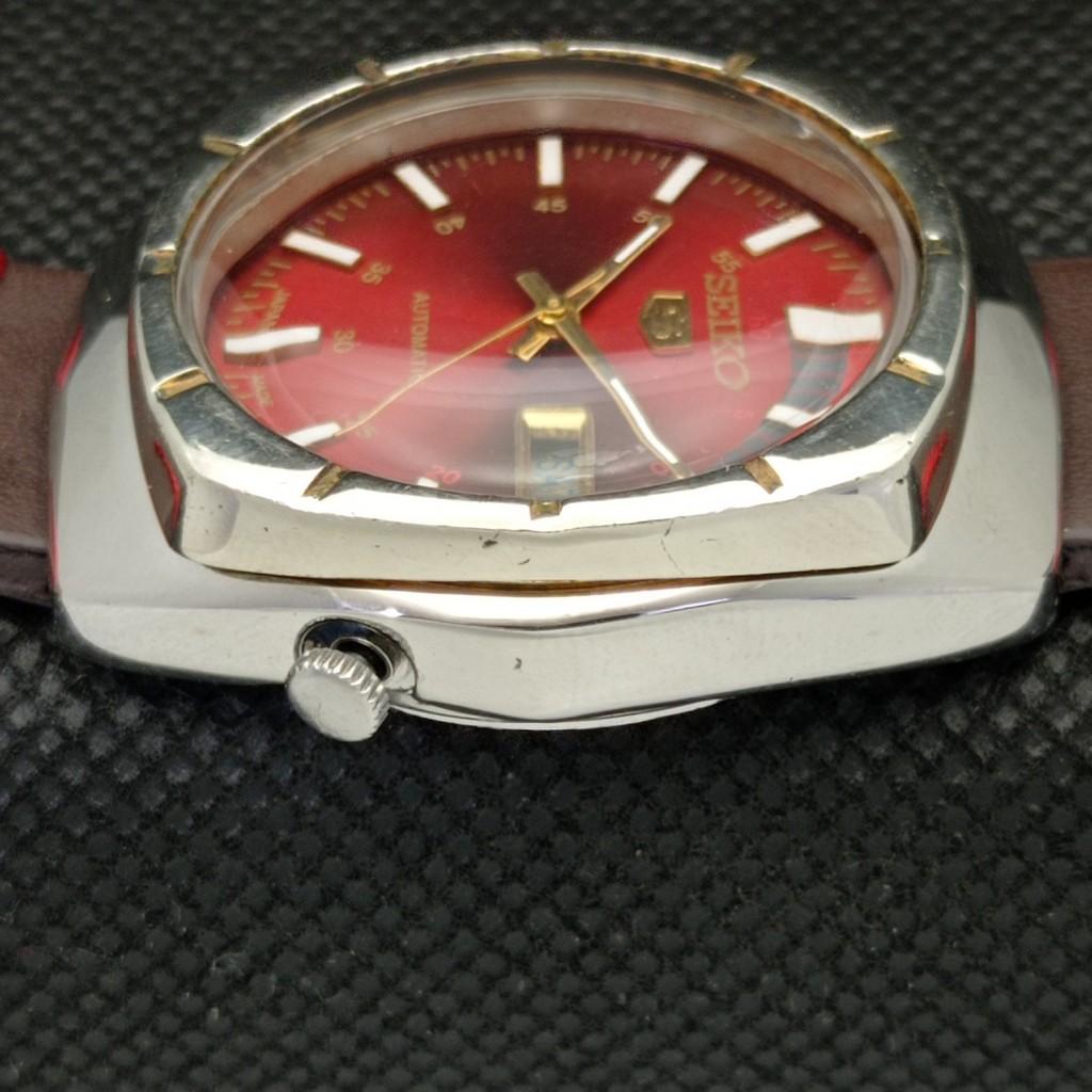 POUŽITÉ VINTAGE SEIKO 5 AUTOMATIC 7009A JAPONSKO PÁNSKÉ DEN/DATUM ČERVENÉ HODINKY 601-a313483-6 lot601-a313483