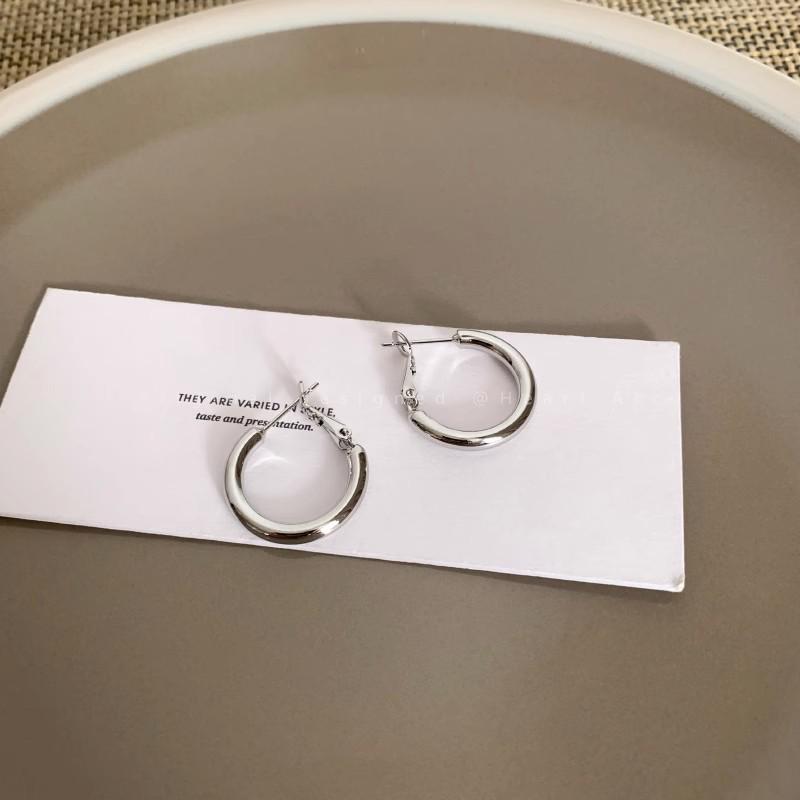 

Женские золотые серьги-кольца маленького размера 2024 - Нишевый дизайн высокого класса