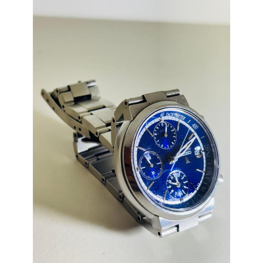 Seiko blue chronograph wristwatch with translation