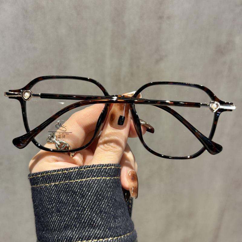 Women’s High-End Myopia Glasses Frame: Cool Tea Color, Anti-Blue Light, Slimming Design, Enhances Fairness, Prescription-Compatible.