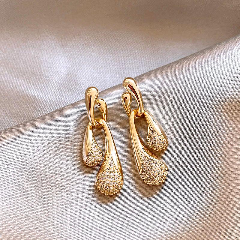 

Асимметричные золотые серьги-капли с бриллиантами Женские уникальные серьги 2025 года, новинка, горячая распродажа, доступная роскошь, изысканные серьги Golden Asymmetrical Drops