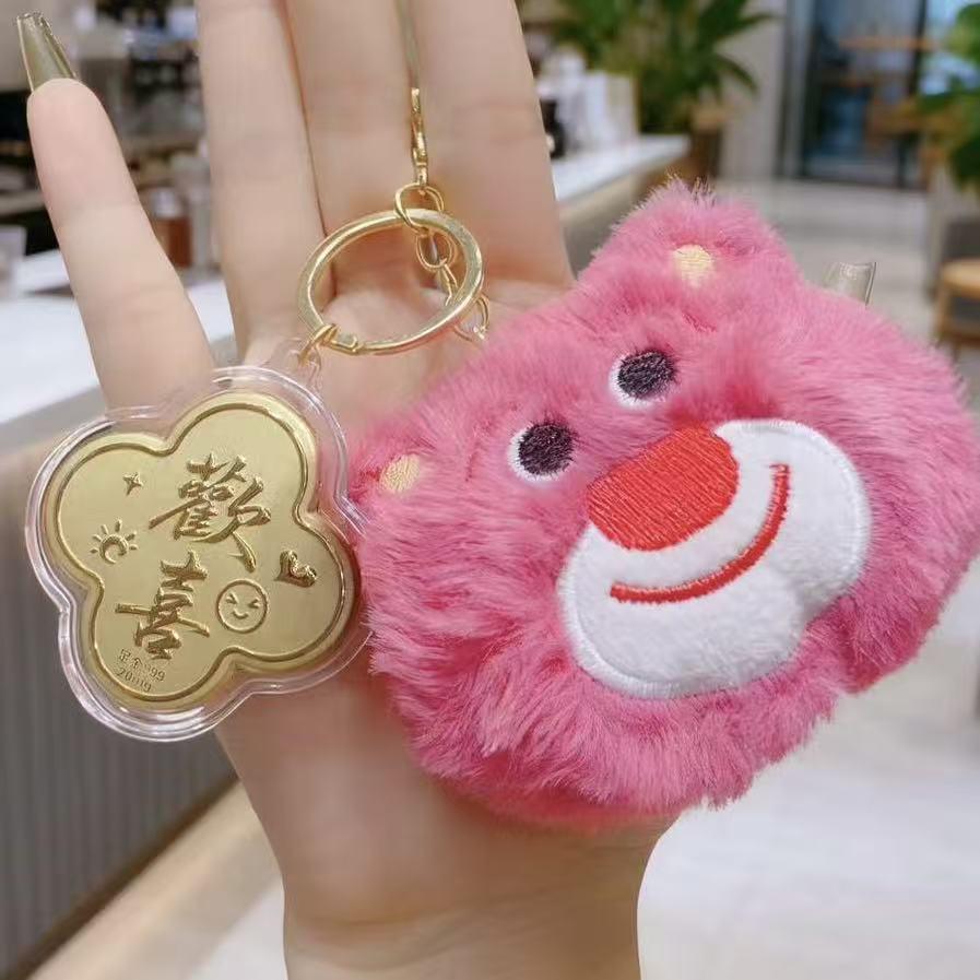 Ключница Shuibei 999 Золото Привлекающая Богатство Четырехлистная Клеверная Брелок с Милым Подвеской Клубничный Медведь Includes Gold