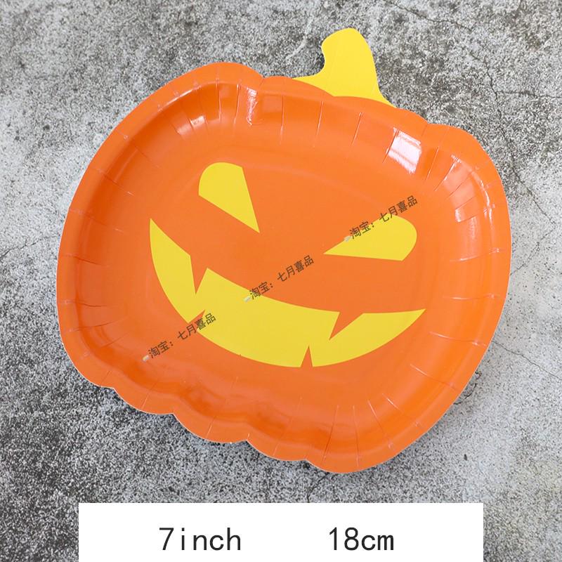 Zestaw zastawy stołowej na imprezę tematyczną Halloween: Obrus dyniowy, Talerzyki i kubki jednorazowe