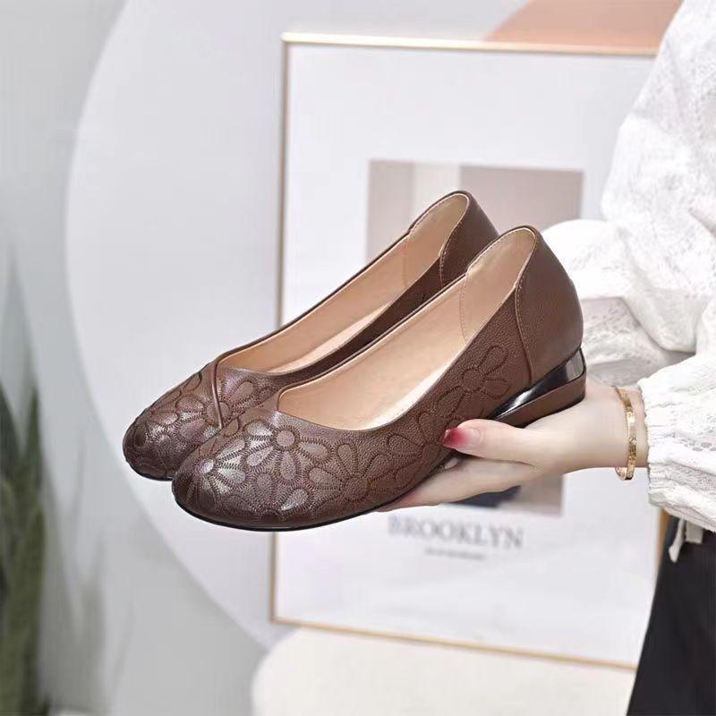 

Туфли на низком каблуке с круглой головкой и мягкой подошвой для мам 2025 года, летние новые удобные туфли с легким носом в стиле ретро с мягкой поверхностью, маленькие кожаные туфли, одинарные туфли 40 темно-коричневого