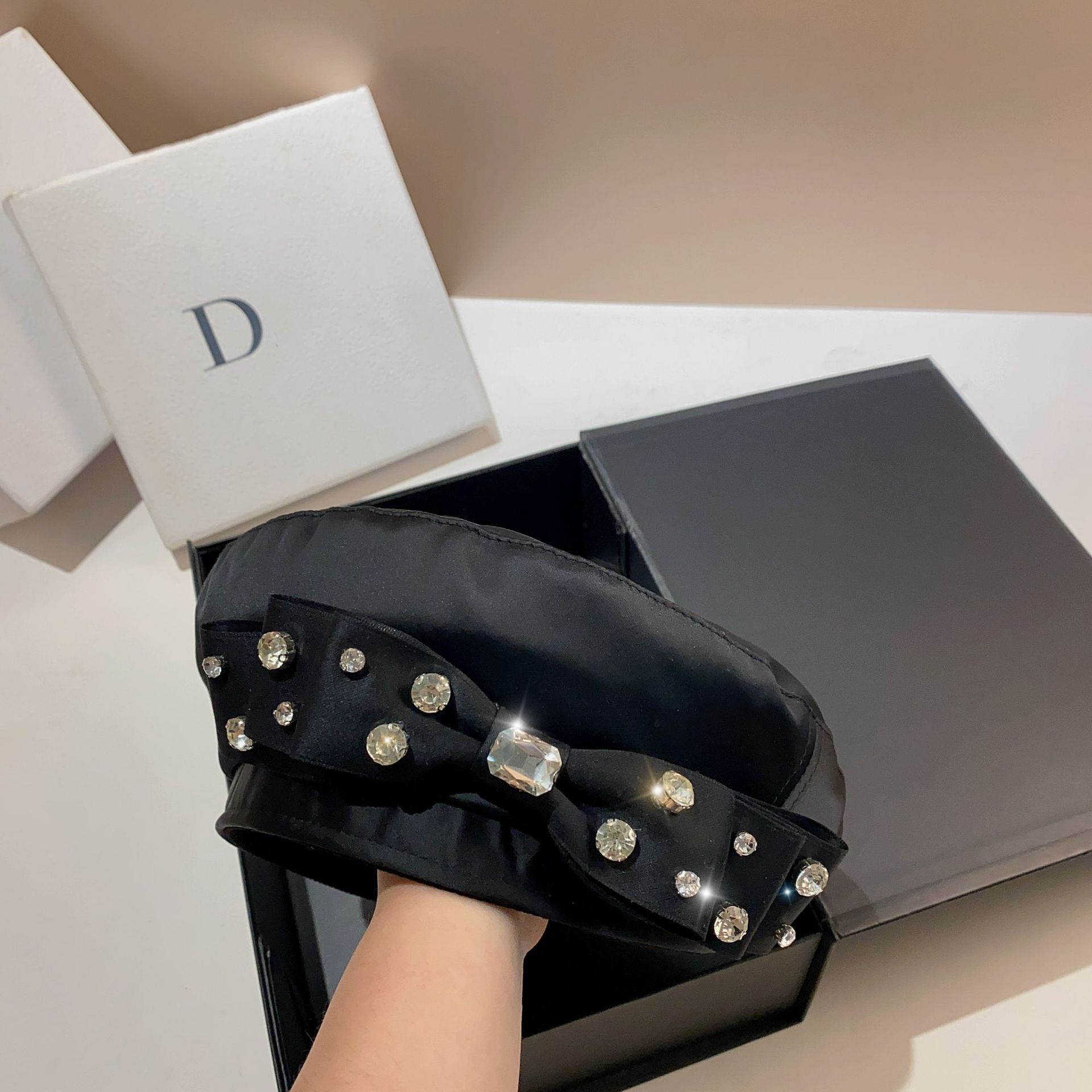 

Original Light Luxury Rhinestone Bow Acetate Beret Female, Spring And Summer High Quality Sweet And Cool Black Painter Hat Adjustable чорний