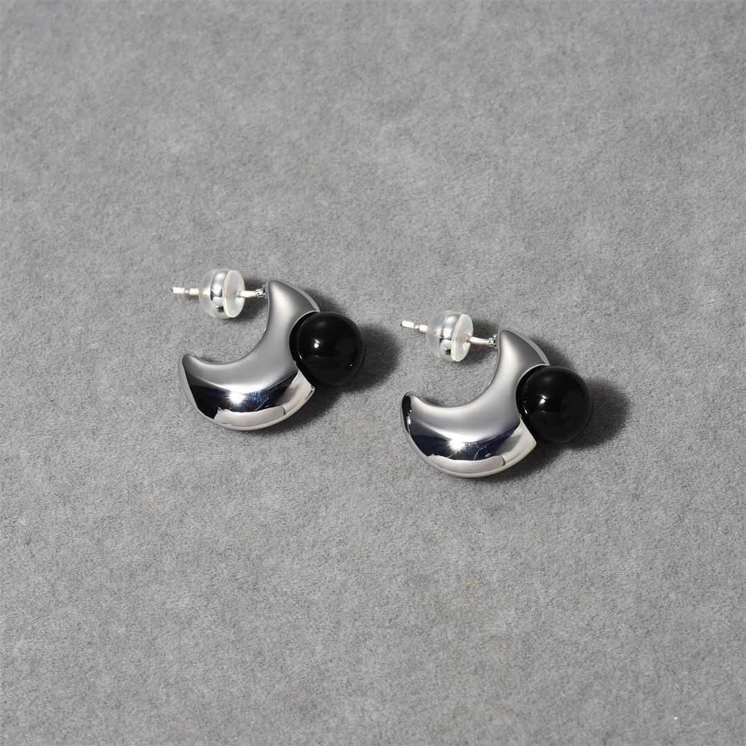 

High-End Minimalist Metal Crescent Inlaid Black Agate Earrings S925 Silver Needle Stud Earrings Niche Temperament Earrings