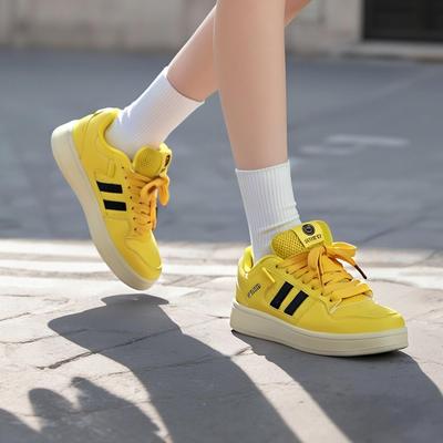 Zapatos de pan regordete amarillos de alto valor para mujer, de malla, moda de primavera 2025, versátiles, de celebridades de Internet, zapatos deportivos casuales para patineta
