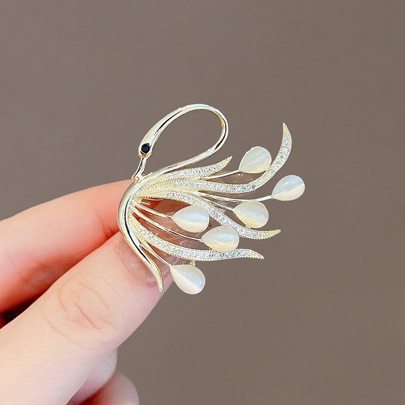 Elegante Schmetterlingsbrosche mit Perle – Damen-Modeschmuck-Anstecknadel von hoher Qualität