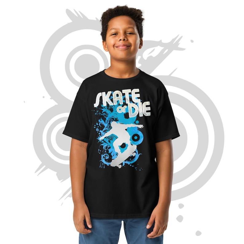 Youth graphic t-shirt - Frutiger Metro graffiti - Blue  Skate or die  silhouette, text and graffiti element 100
