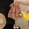 Liebliches Mädchen Sommer Zweiteiler im koreanischen Stil mit ärmellosem Oberteil in buntem Karomuster und Khaki-Shorts