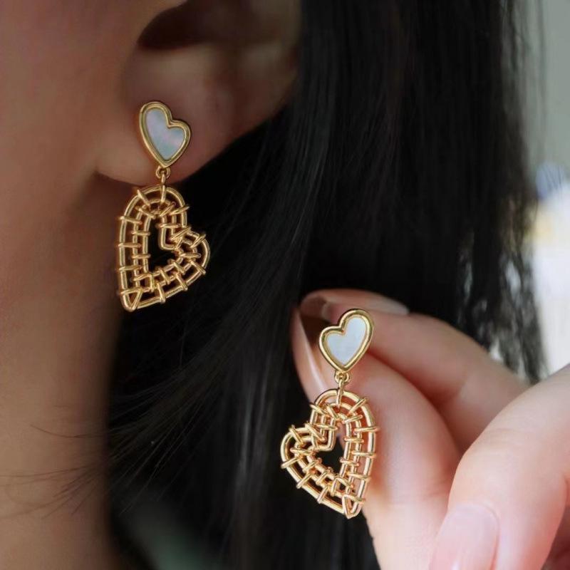 Vintage Heart Hollow Stud Earrings - Retro, Classic, Versatile, High-End Style