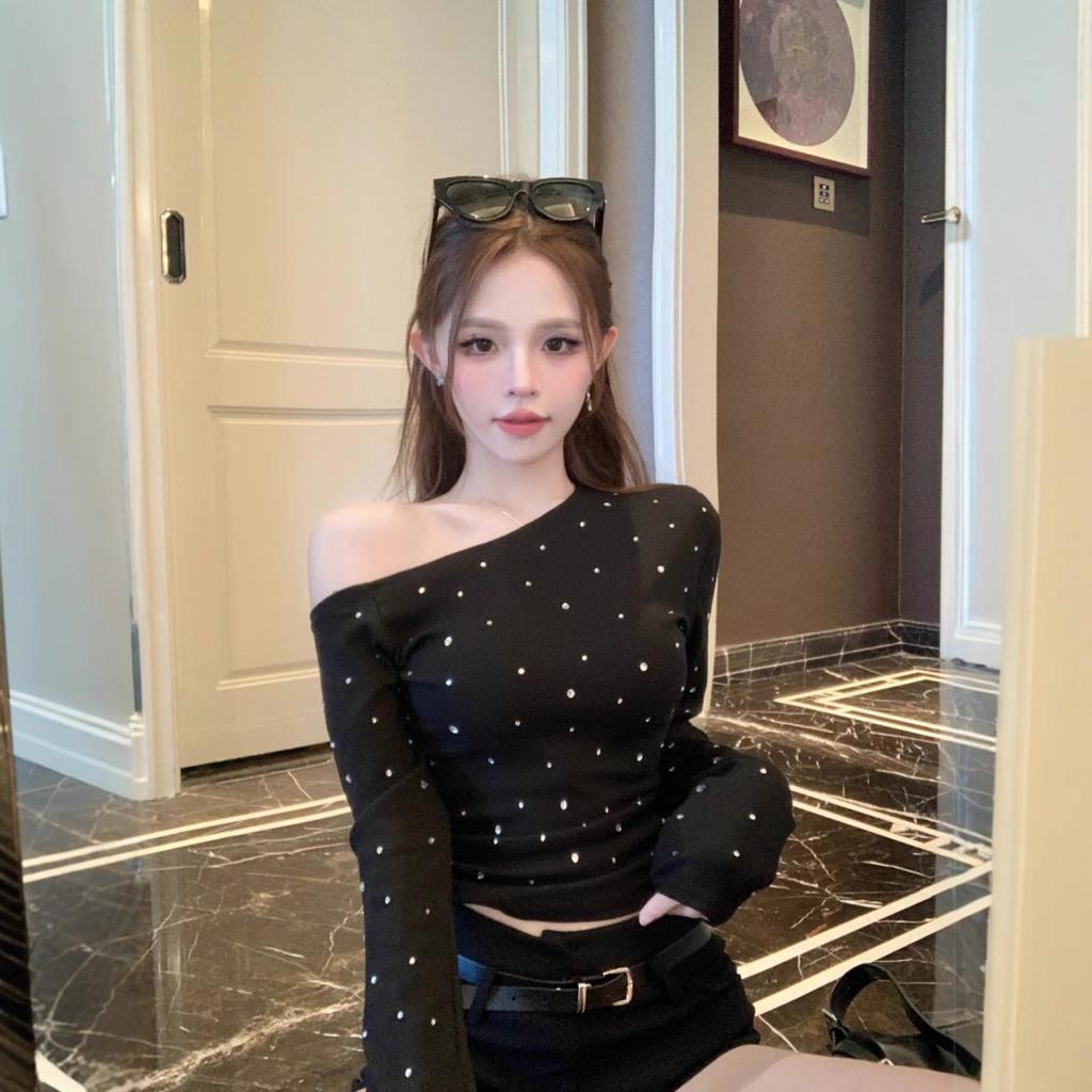 American Spice Girl Slanted Shoulder Long-sleeved T-shirt Women's Autumn Design Sense Niche Black Pleated Slim-fit Short Bottoming Top