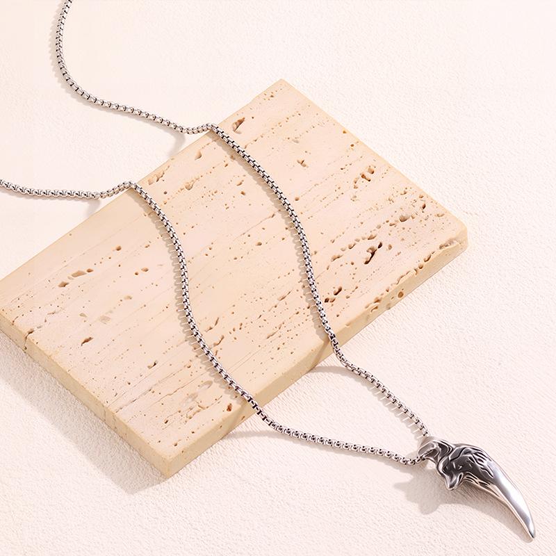 Men's Domineering Wolf Head Necklace - European & American Retro Titanium Steel Wolf Tooth Pendant Chain
