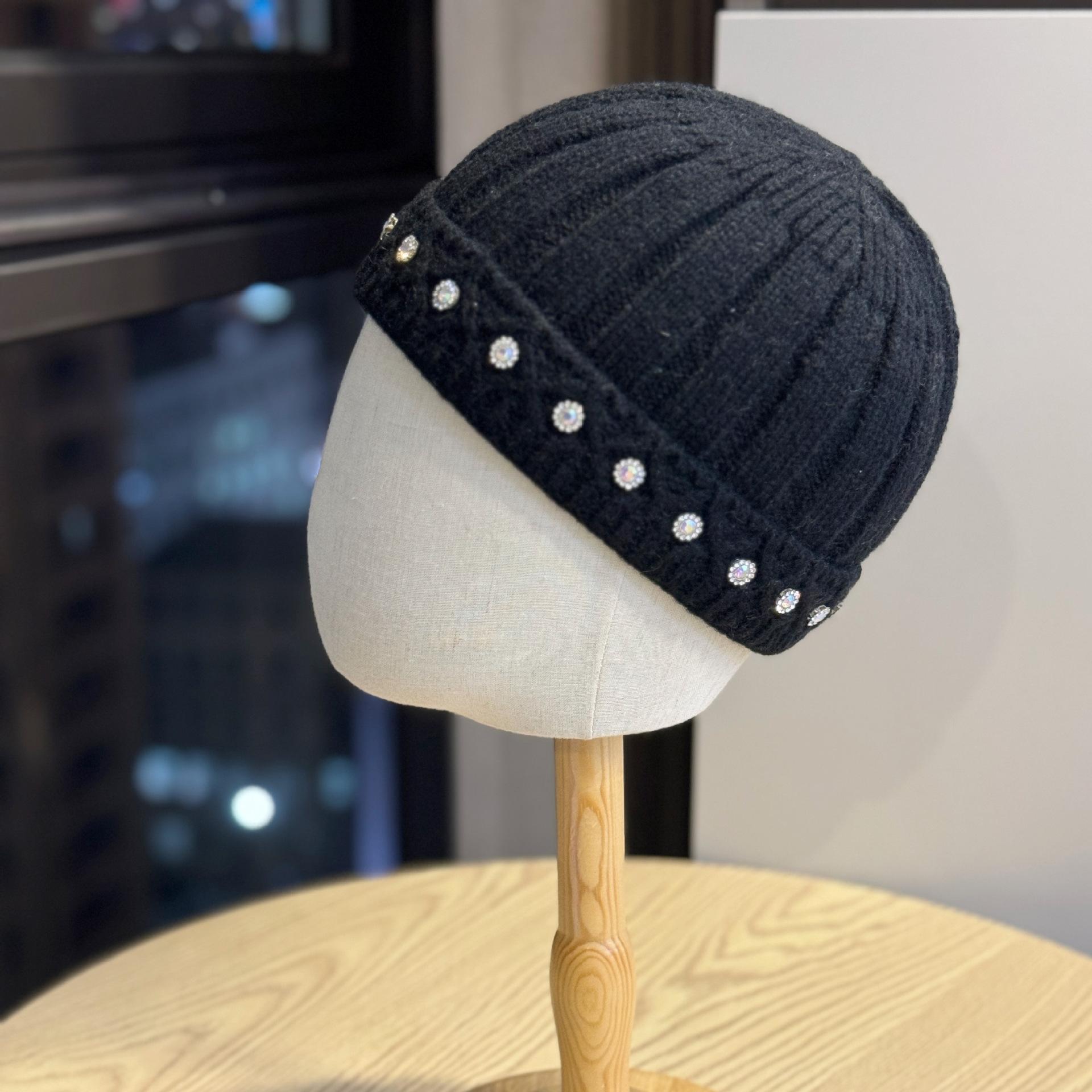 

The new landlord knit hat is suitable for both men and women. It features Japanese-style rhinestones and a watermelon design, making it a versatile Adult54-60Average Size чёрный