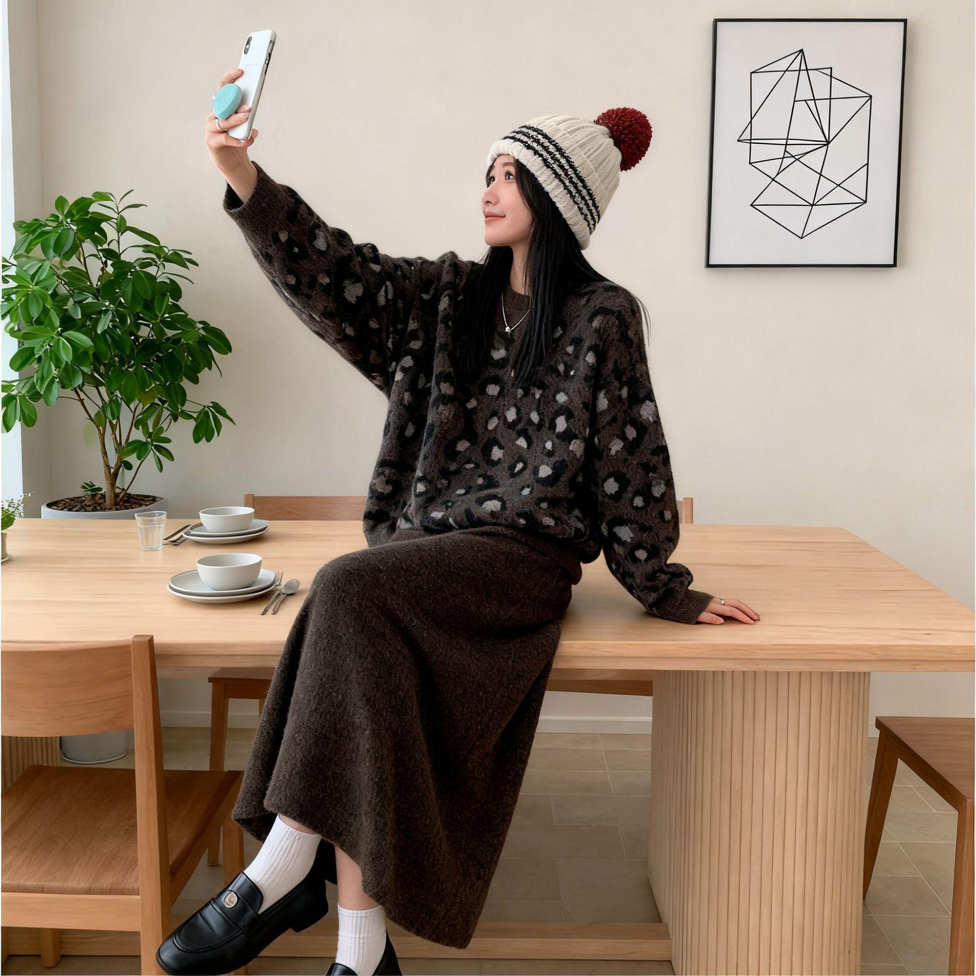 

Chic Retro Leopard Print Knit Sweater and Skirt Set - Autumn/Winter Two-Piece Collection Small
