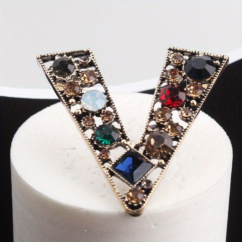 Retro temperament design sense hollow victory V-shaped brooch