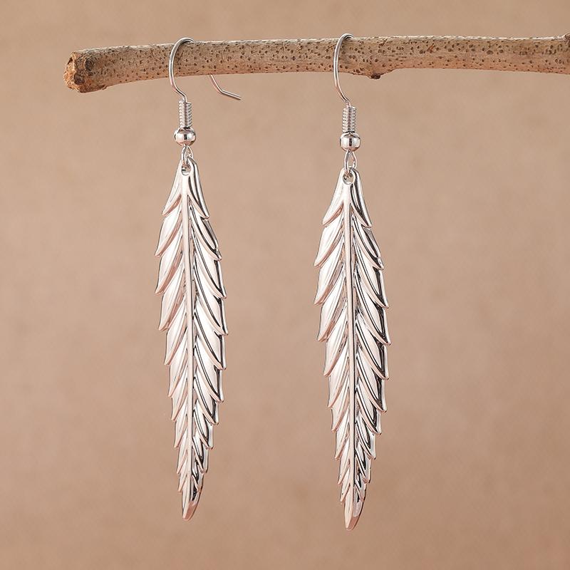 Vintage Design Srebrny Kolor Metalowe Rzeźbione Pióro Długie Wiszące Kolczyki dla Kobiet Biżuteria