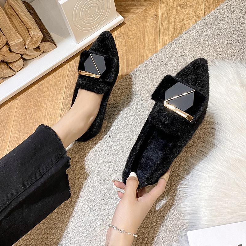 Новые женские теплые туфли на плоской подошве Красивые остроносые слипоны Лоферы Девочка Повседневные Маленькие ботинки 43 чёрный 3250₽