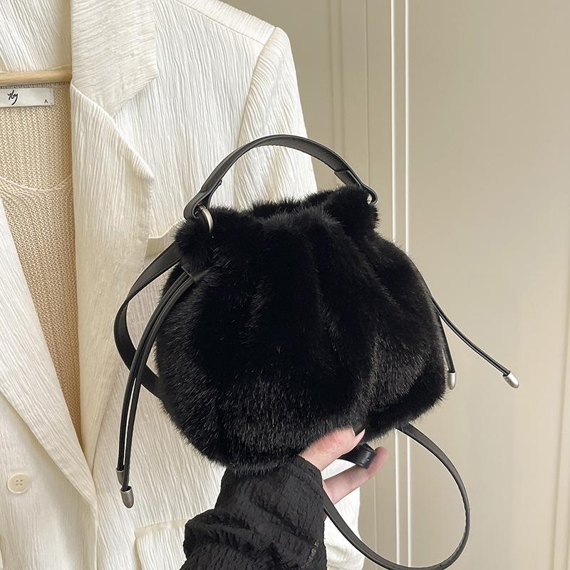 

2025 autumn new handbag fashionable foreign style fashionable bucket shoulder bag messenger bag commuter plush bag women