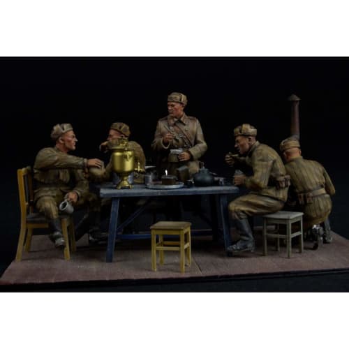 Miniart 1/35 Scale Plastic Model Kit MA35325: Soldiers Having Dinner On the Front Line (5 Figures)