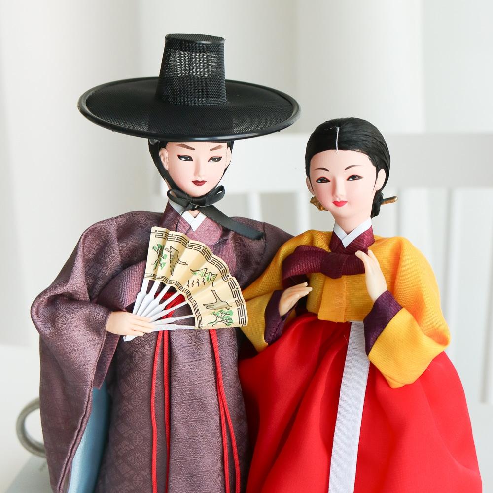Pár tradičních korejských panenek v hanboku a gatu
