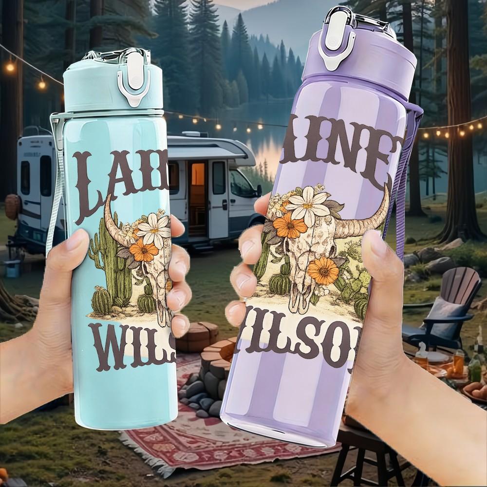 1PC Lainey Wilson Retro Western Text Print 750ml Color Plastic Sports Water Bottle Leakproof Flip Straw Lid Suitable for Sports Office Home Use