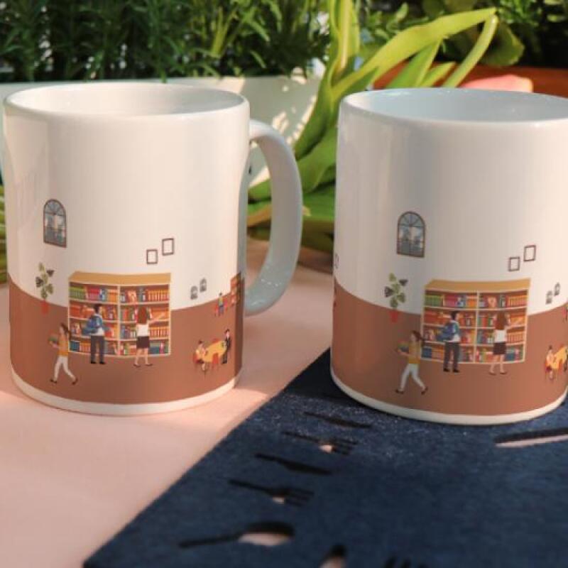 pd711-Design Mug 2p-Library Scene