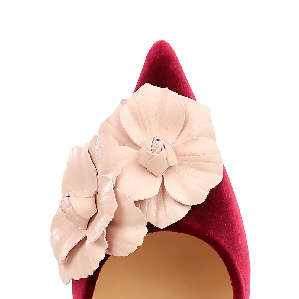 Sapatos de salto alto para banquete com salto fino e acabamento em camurça. Sapatos femininos de bico fino e bico fino, com blocos de cores e formato de flor