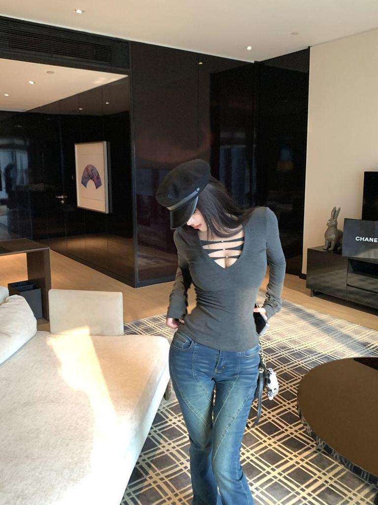 V-Neck Long-Sleeved Base Layer: Slim-Fit, Sexy, Hot Girl Style for Autumn/Winter; Pure and Desirable Temperament.