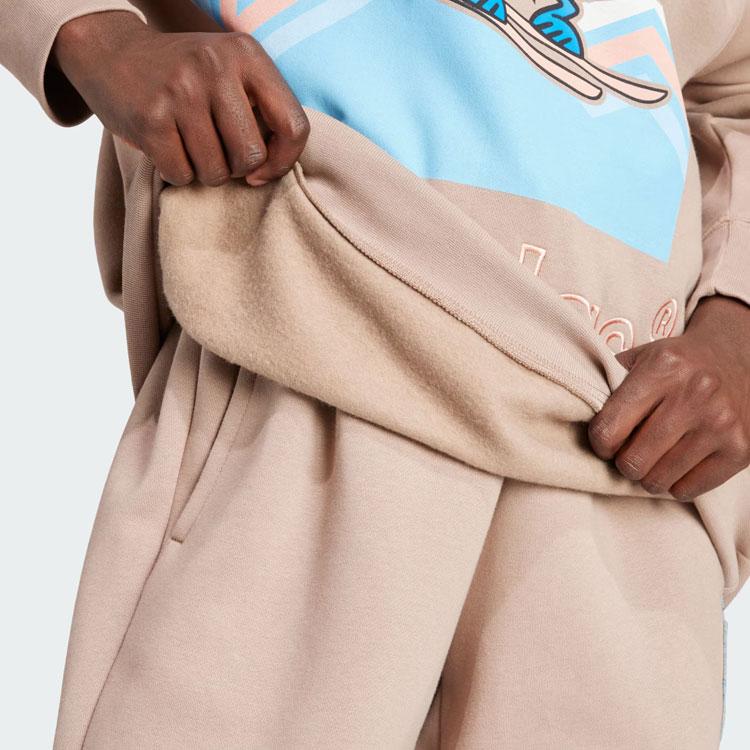 Adidas Originální sváteční mikina s kresleným potiskem Dámské mikiny Růžová Hnědá IT1742