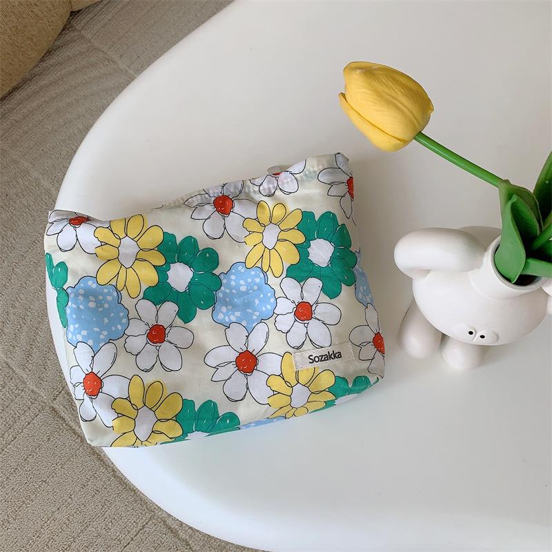 Charming Ladies Trendy Flower Pattern Cosmetic Pouch Portable Clutch Makeup Bag