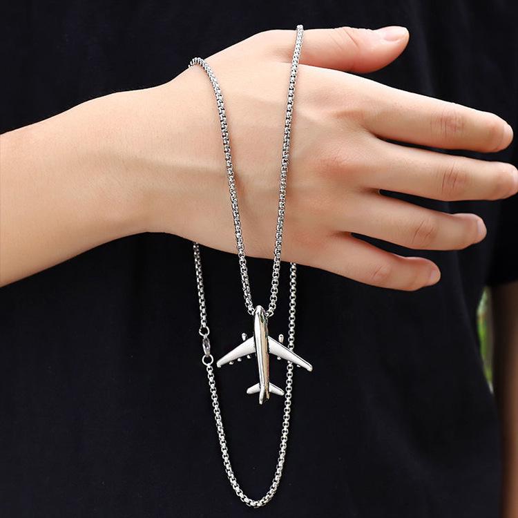 European & American Hip-Hop Airplane Necklace: Retro Versatile Pendant for Men & Women, Perfect for Trendy Outfits and Student Style.