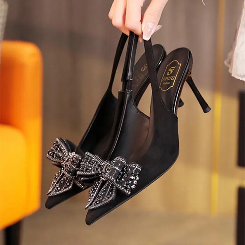 

Модные высококачественные сатиновые сандалии-слайды с ремешком на пятке и острым носком, роскошные сандалии на высоком каблуке с бантом из страз, женская элегантная банкетная обувь 39