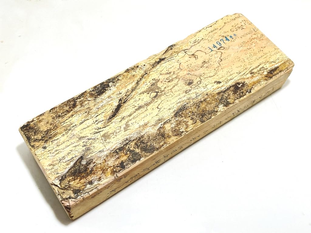 Natural Honzan Yamashiro Umegahata Hiraoka Nakasho slightly soft whetstone, brand, Mukai-cho, Ukyo-ku, Kyoto. Medium-sized, egg-colored, blood-like,