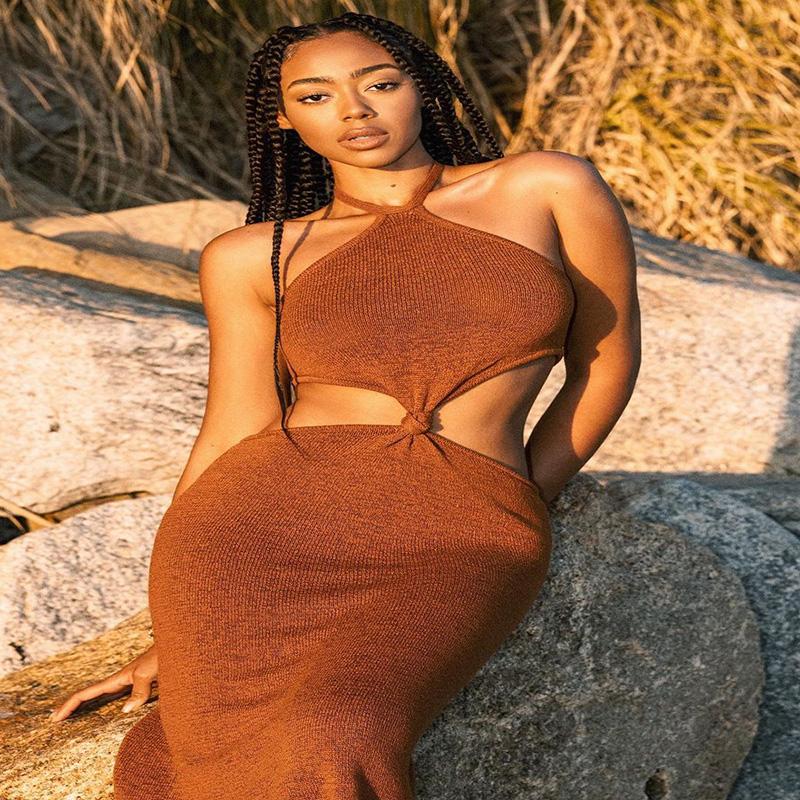 

Женское праздничное вечернее шикарное платье с вырезом на шее и открытой спиной S коричневый