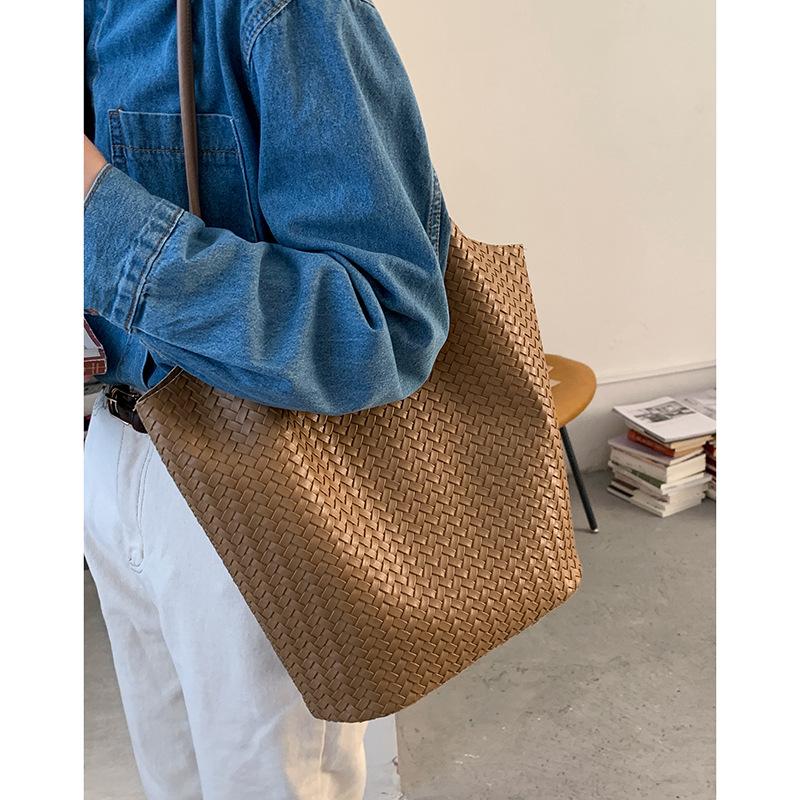 Retro Large-capacity Underarm Commuter Bag, Women's Bag, Versatile Bucket Bag, Simple Shoulder Bag