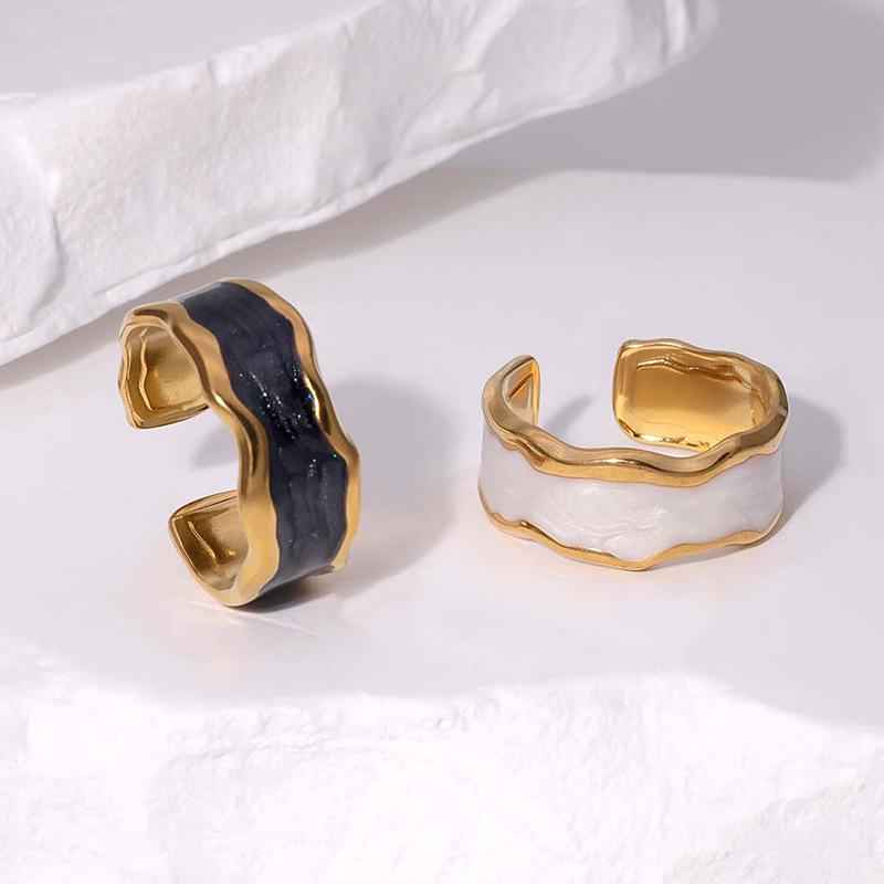 Anello Aperto Smaltato in Acciaio Titanio Europeo e Americano - Gioiello di Alta Gamma, Inalterabile, Design Irregolare.
