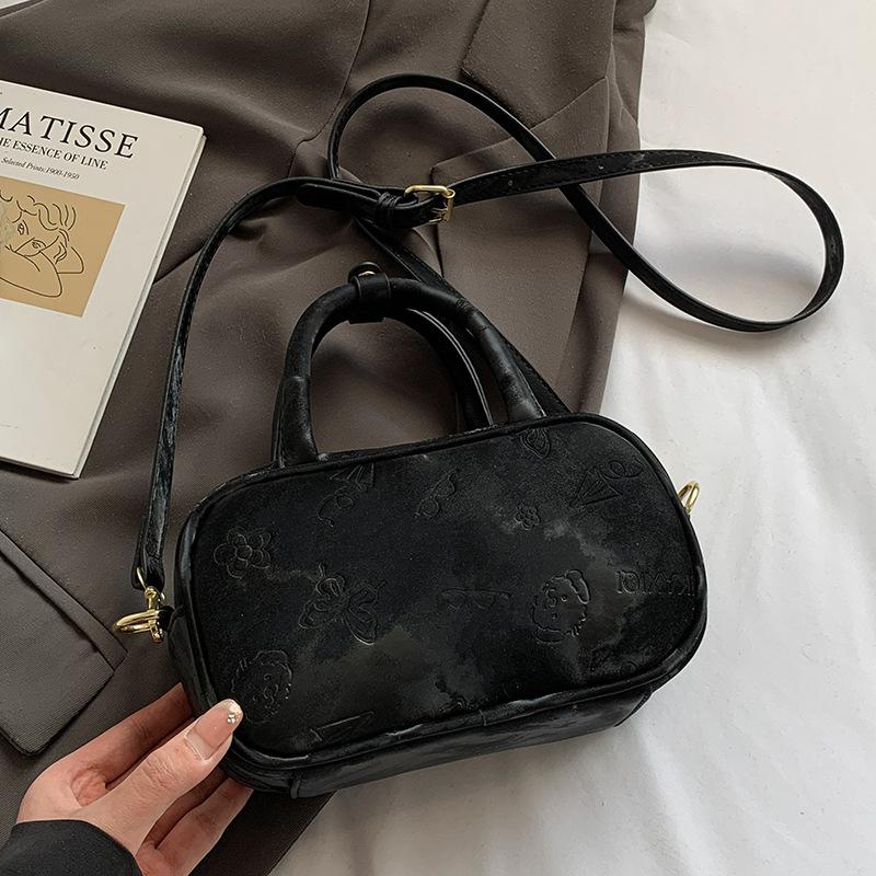 Early spring new fashion graffiti embossed matte texture portable pillow bag versatile Korean version casual commuter messenger bag